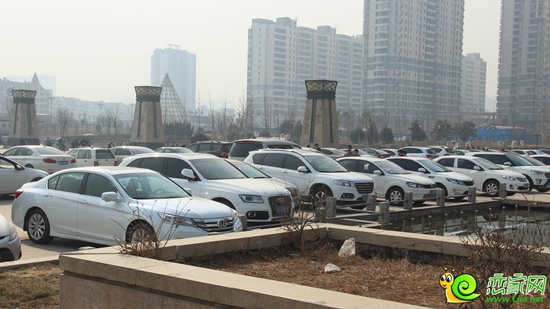 現(xiàn)場停放的車輛