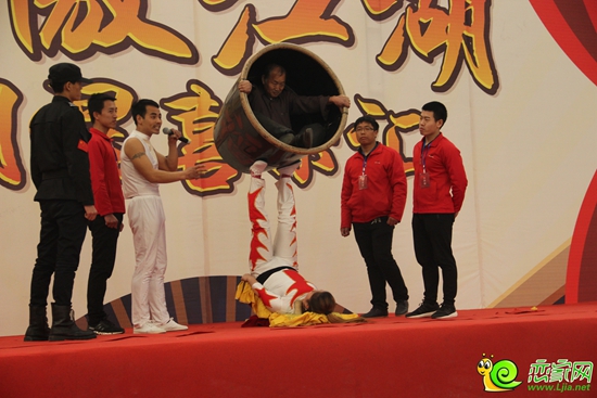 缸內(nèi)坐著觀眾