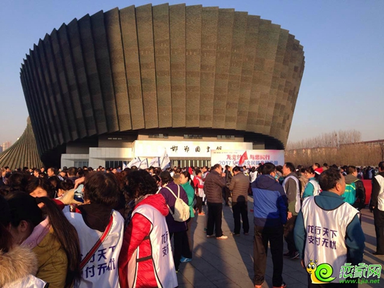 在大劇院進(jìn)行集合參與公益跑的人士