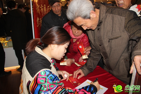 登記領(lǐng)取禮品的來(lái)賓