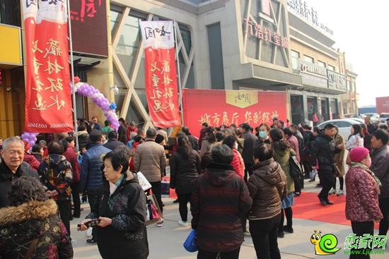 等待領(lǐng)取禮品的來(lái)賓