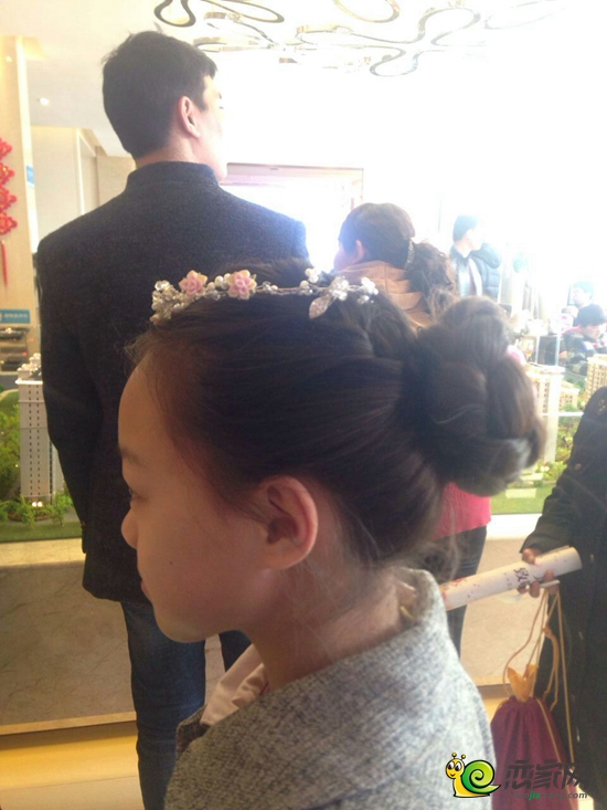 編發(fā)完成的小美女