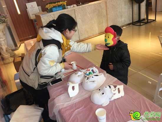 小朋友帶上繪制完成的面具