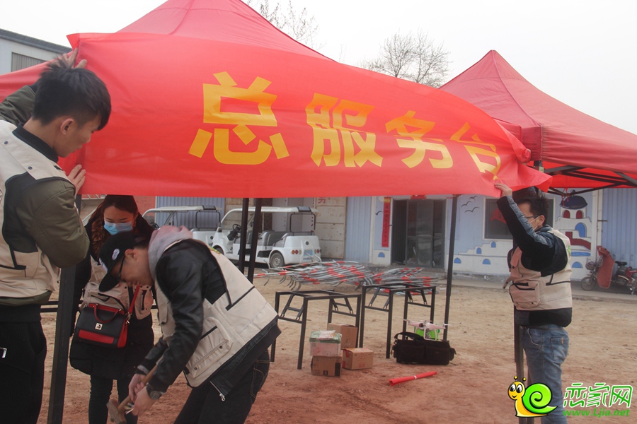 工作人員提前到場進(jìn)行準(zhǔn)備