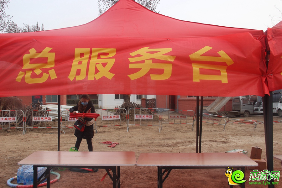 工作人員提前到場進(jìn)行準(zhǔn)備