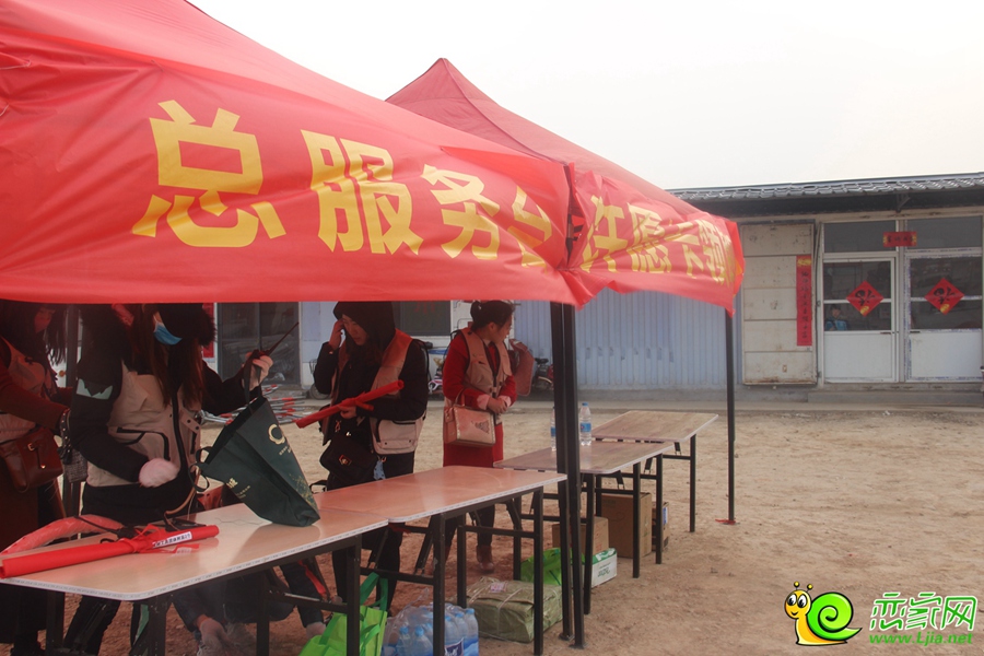 工作人員提前到場進(jìn)行準(zhǔn)備