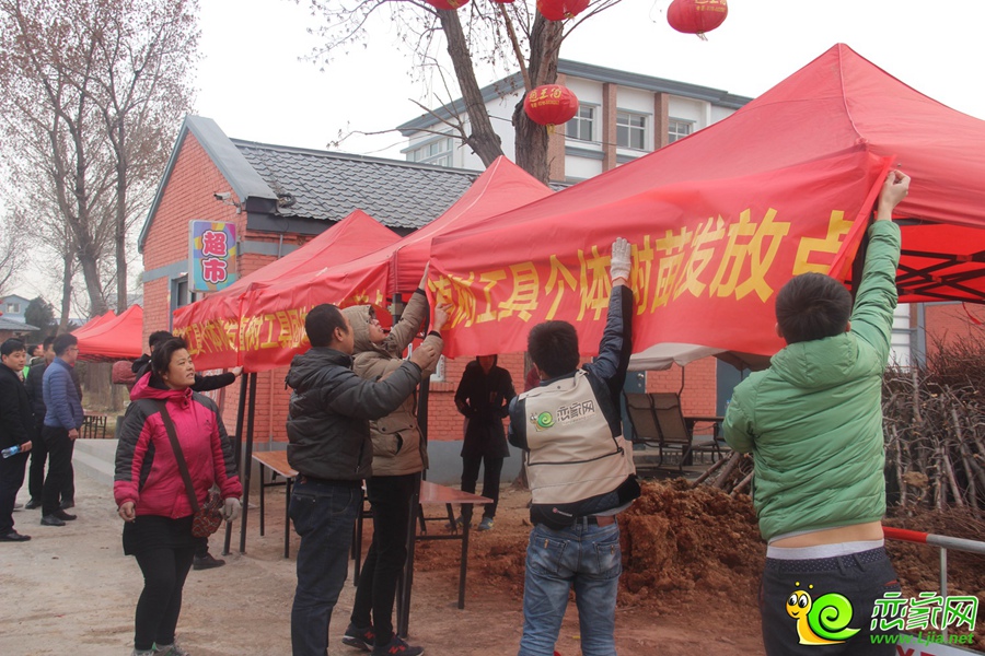 工作人員提前到場進(jìn)行準(zhǔn)備