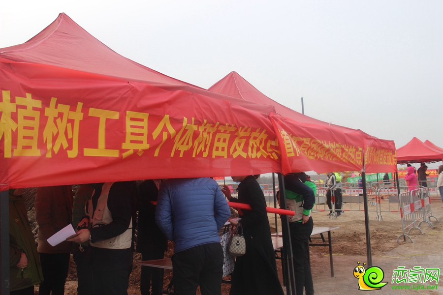 工作人員提前到場進(jìn)行準(zhǔn)備