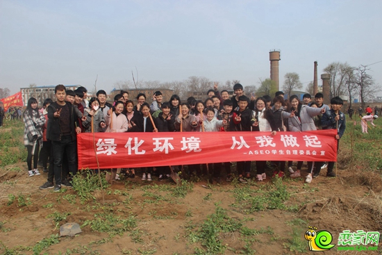 參與植樹的大學(xué)生團(tuán)體