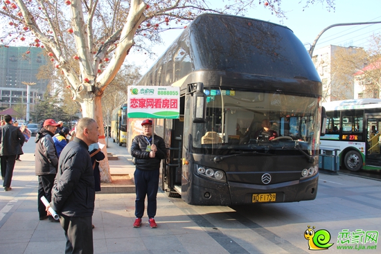 戀家網(wǎng)看房團大巴車等待發(fā)車