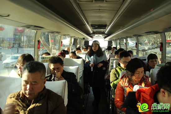 看房團網(wǎng)友仔細看著樓市導(dǎo)購圖