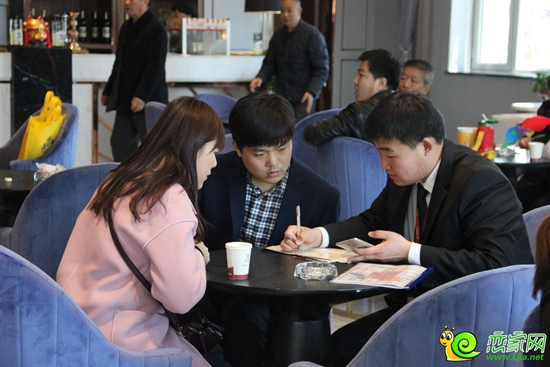 置業(yè)顧問給看房團(tuán)網(wǎng)友計算價格