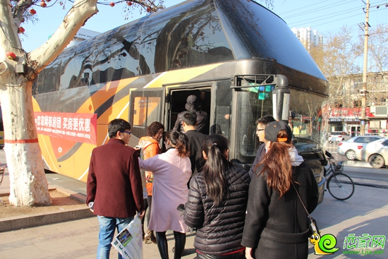 看房團(tuán)網(wǎng)友有序上車