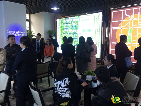 購房者在進行咨詢