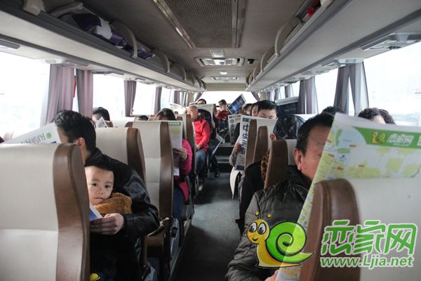 看房團(tuán)坐車出發(fā)