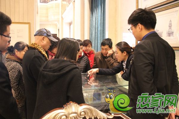 置業(yè)顧問(wèn)為大家講解戶型