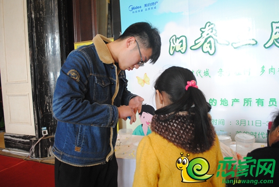 工作人員正在幫助小朋友解決問(wèn)題