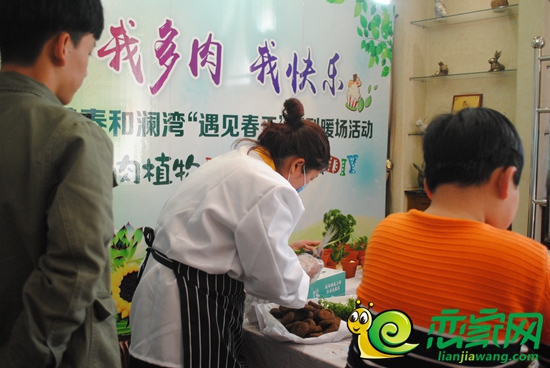 正在準(zhǔn)備制作材料的工作人員