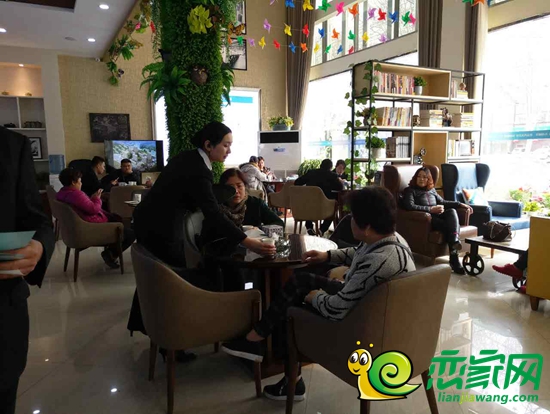 營(yíng)銷中心內(nèi)的咨詢者