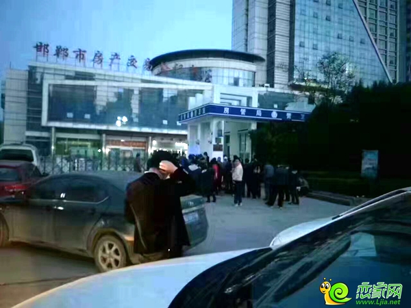 凌晨四點(diǎn)的房管局