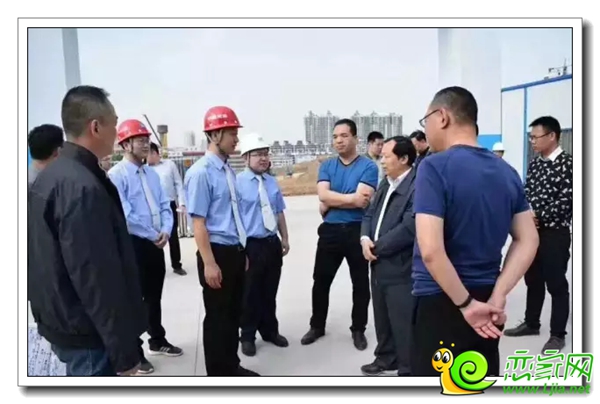峰峰礦區(qū)領(lǐng)導(dǎo)在工地視察