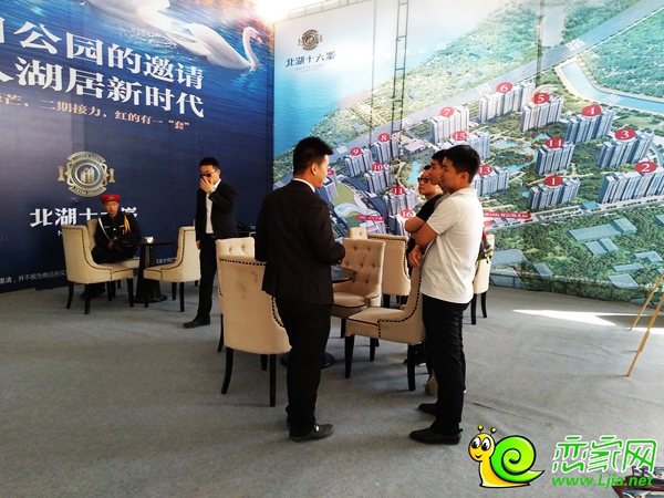 在咨詢北湖十六峯房屋在售情況的購房者