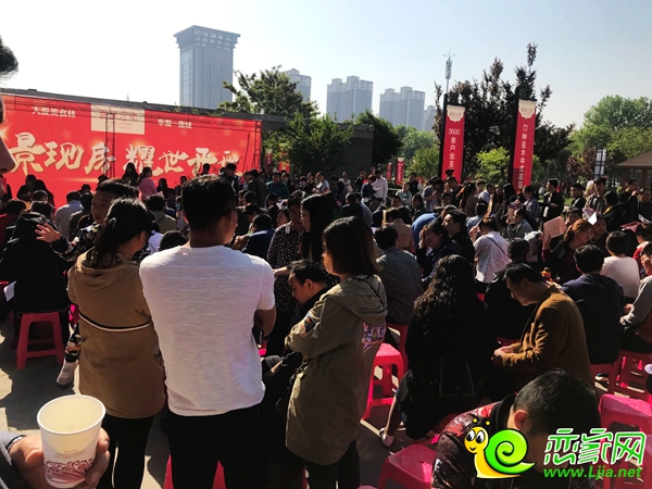 等待選房的購房者