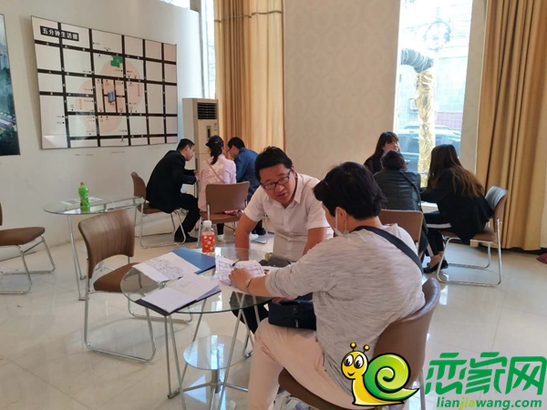 時代雅居置業(yè)顧問正在認真給顧客答疑