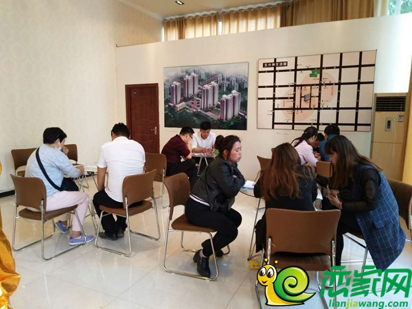 時代雅居置業(yè)顧問正在認真給顧客答疑