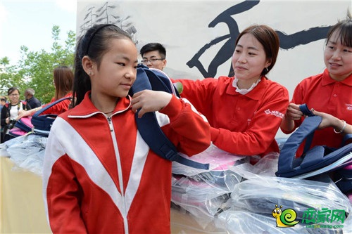志愿者向?qū)W生捐贈(zèng)學(xué)習(xí)用品