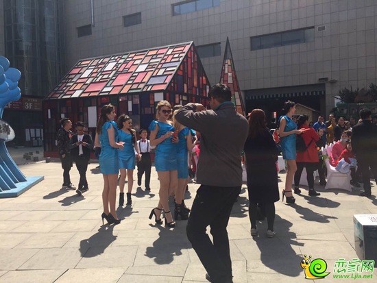 市民對著美女模特拍照