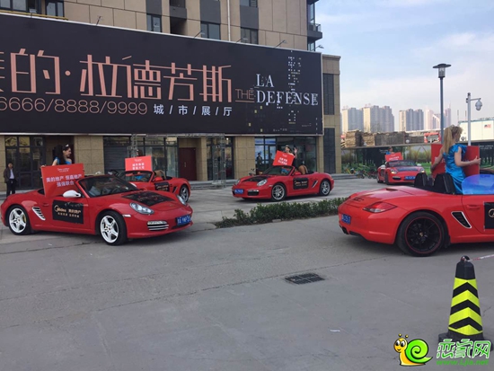 美女外模從展廳出發(fā)