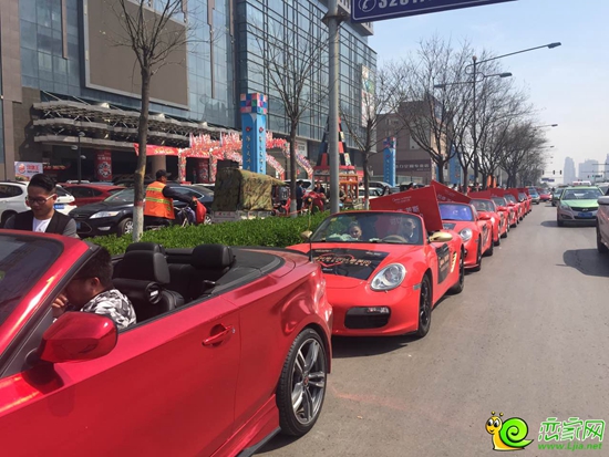 外模+豪車抵達(dá)天鴻廣場
