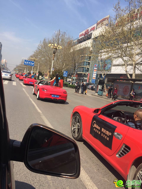 外模+豪車成為一道靚麗風(fēng)景線