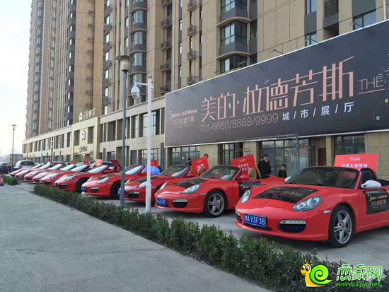 豪車停放在拉德芳斯城市展廳門口