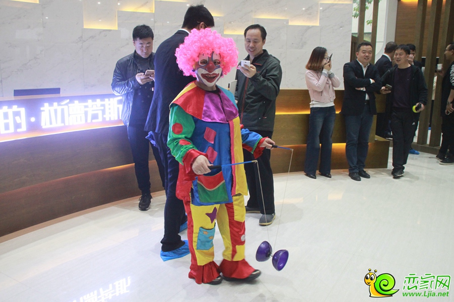 小丑表演