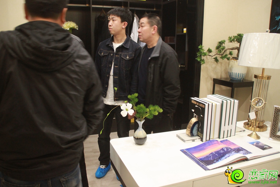 到訪者參觀樣板間