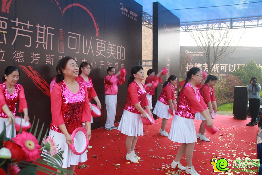 美的城業(yè)主帶來(lái)的廣場(chǎng)舞