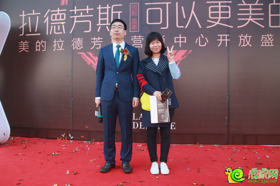 與一等獎(jiǎng)獲得主合影