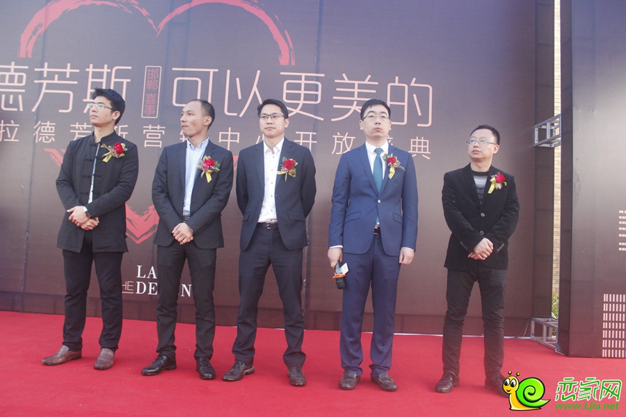 出席活動(dòng)領(lǐng)導(dǎo)