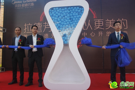 到場領導共同開啟時光沙漏