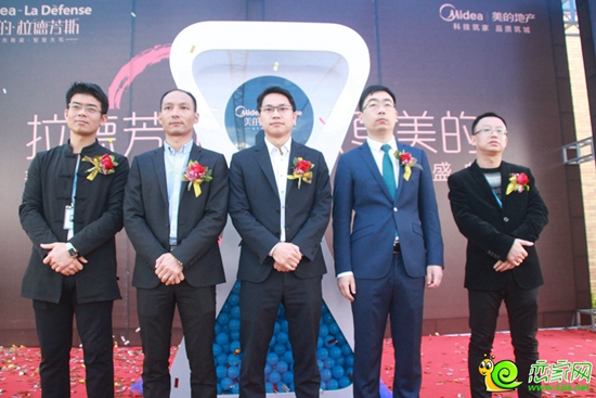 到場領導在時光沙漏前合影留念