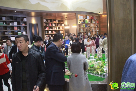 到訪者聚集在項目沙盤處