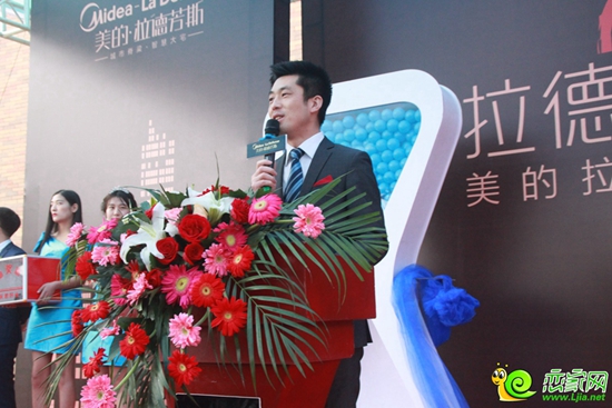 主持人宣布開放儀式開始