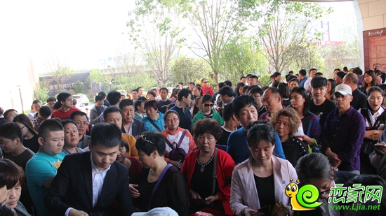 人頭攢動的現(xiàn)場