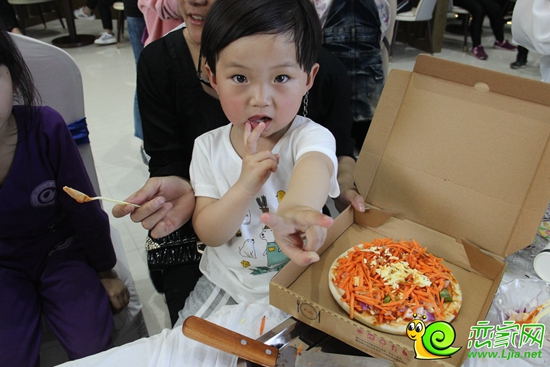 小朋友制作完成的pizza