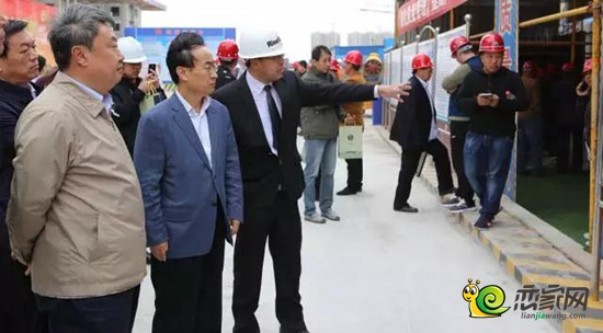 榮盛發(fā)展邯鄲分公司黃志強(qiáng)總經(jīng)理為張躍峰副市長(zhǎng)現(xiàn)場(chǎng)講解