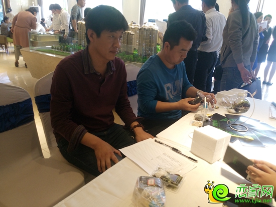 正在進(jìn)行微景觀制作的到訪者