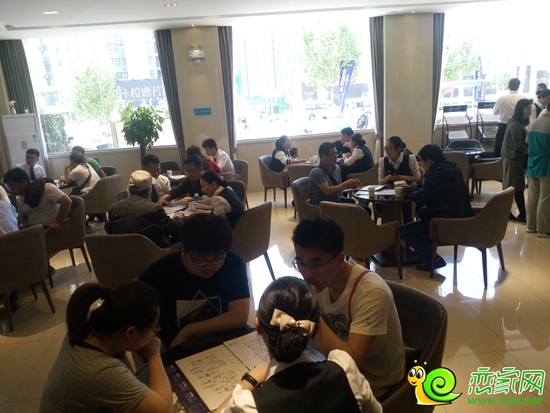 置業(yè)顧問向到訪者進行講解