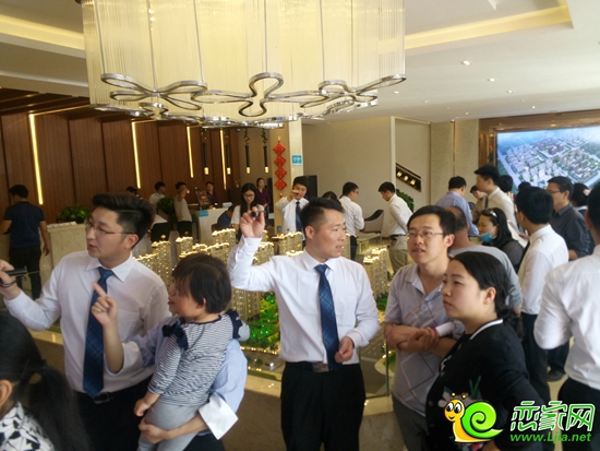置業(yè)顧問向到訪者進行講解項目區(qū)位